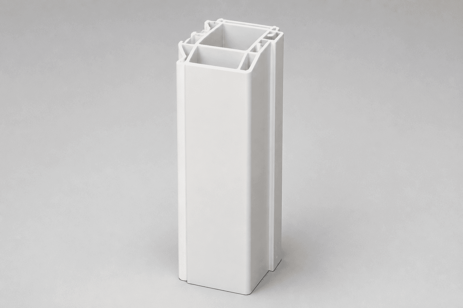 Imagen referencial de postes de PVC. No corresponde al perfil exacto de Térmico.